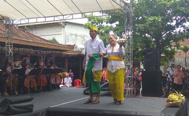 Lomba Busana Adat ke Pura, Minimal 60 Tahun dan Suami Istri