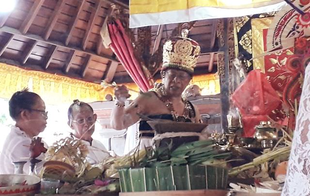 Ngalinggihang Weda, Kemampuan Mapuja Sulinggih Diuji