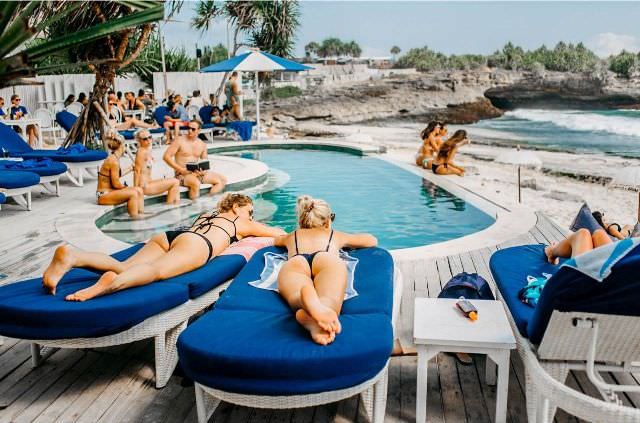 Sandy Bay Beach Club Tempat Favorit Wisatawan Asing di Lembongan