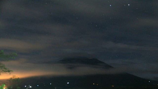 Gunung Agung Erupsi 4 Menit di Malam Hari, Warga Dengar Suara Gemuruh