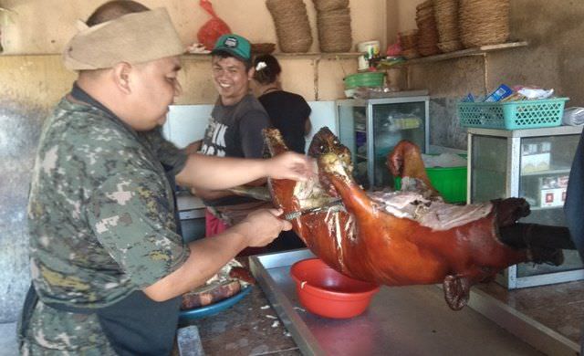 Nasi Babi Guling Pasah, Buka Tiap Pasah, Makan di Halaman Rumah