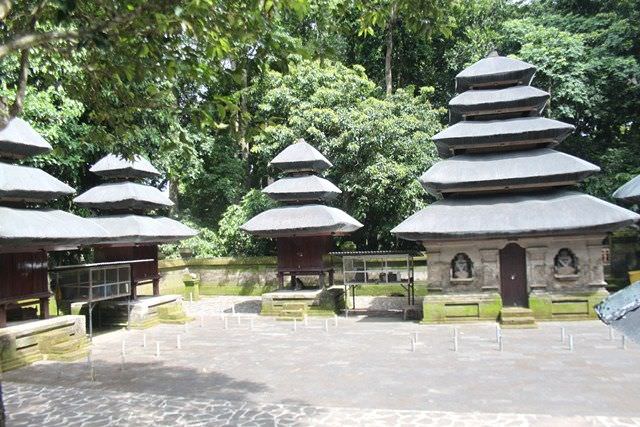 Pujawali Sampai Sore, Pantang Gunakan Kwangen dan Penjor