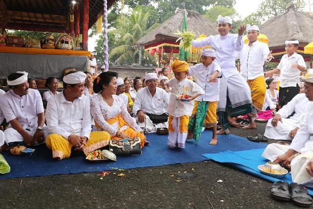 Tak Kenal Lelah, Suwirta Hadiri 13 Piodalan hingga Malam