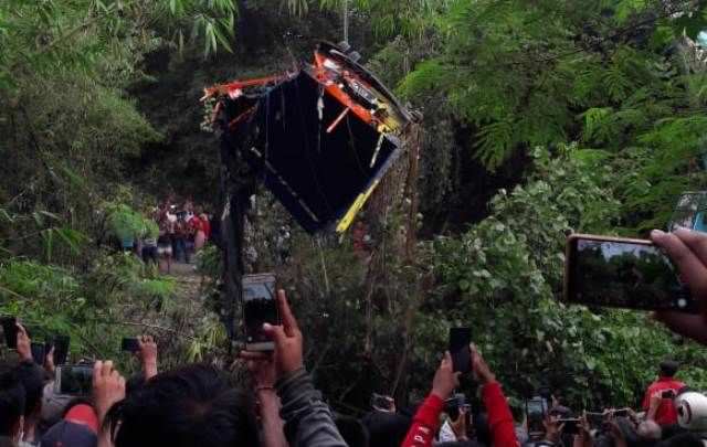 Usai Dicegat Dua Perempuan Misterius, Truk Nyemplung ke Tukad