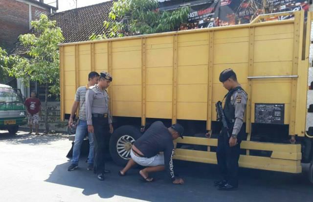 Bikin Bising, Polsek Sidemen Potong Knalpot Brong Truk