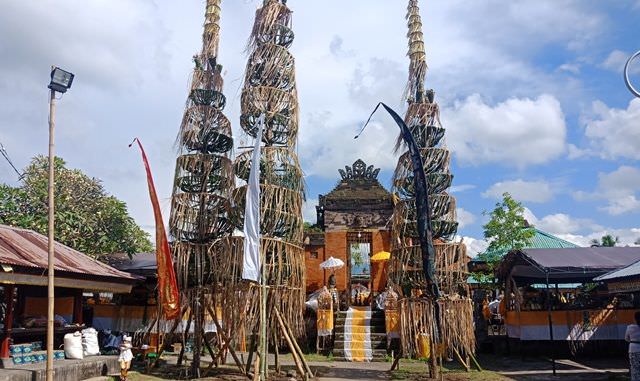 Ida Sesuhuan Melancaran ke Pura Bale Agung setelah 18 Tahun