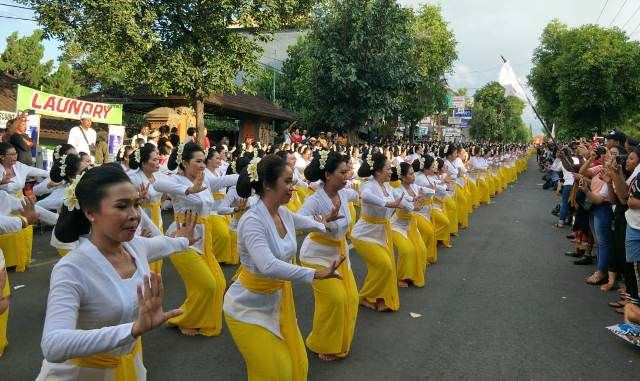 Menari 10-13 Menit, Rejang Renteng Sepanjang 2 Km Bius Penonton