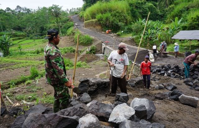 Ngaben dan Bawa Traktor Lebih Gampang, Berkat Jalan TMMD