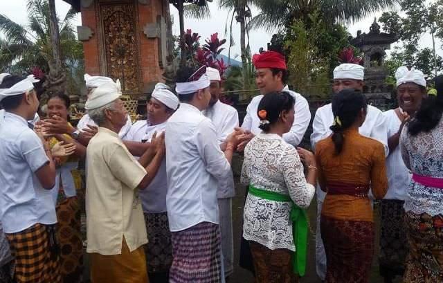 Ngembak Geni, Warga Munduktemu Sembahyang dan Simakrama di Pura Puseh