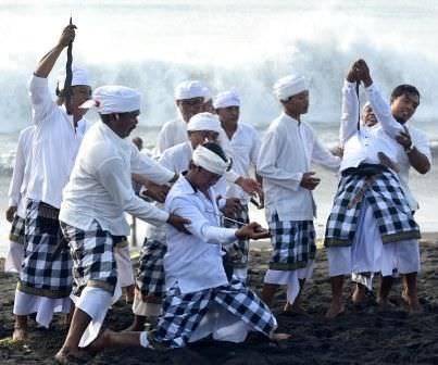 Warga Kesal, Melasti Diganggu Aksi Berebut Sesari