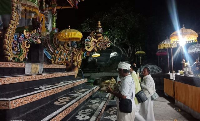 Bawa Pajati dan Daksina Linggih Bila Nangkil ke Pura Melanting