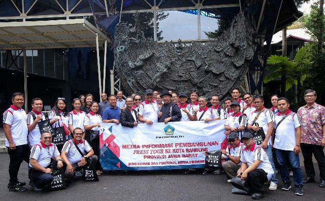 Disambut Patung Doa Cucu yang Kembarannya Meninggal