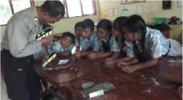 Polisi Ajari Murid SD Membuat Antena TV dari Barang Bekas