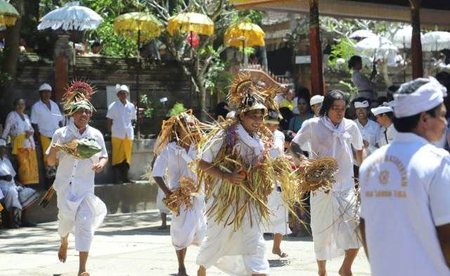 Siat Sampian di Pura Samuan Tiga Iringi Ida Bhatara Manca Budal