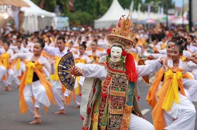 Tari Telek Kolosal khas Desa Jumpai Buka Festival Semarapura