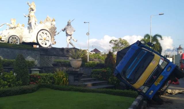 Truk Terperosok, Patung Rama Shinta Terancam