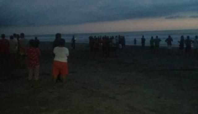 Mandi di Pantai, Bapak dan Anak Hilang Digulung Ombak