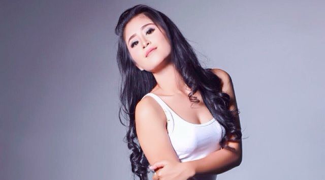 Ni Komang Julianti; Sedikit Gigitan Bibir, Tambah Seksi