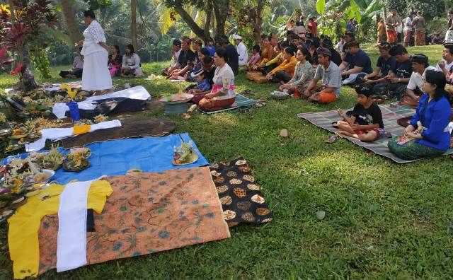 Pagerwesi, Warga Pengaji Gelar Tradisi Mamunjung ke Kuburan