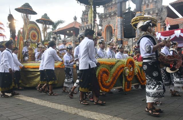 Pawai HUT Gianyar, Peserta Gunakan Properti  Berbahan Alam