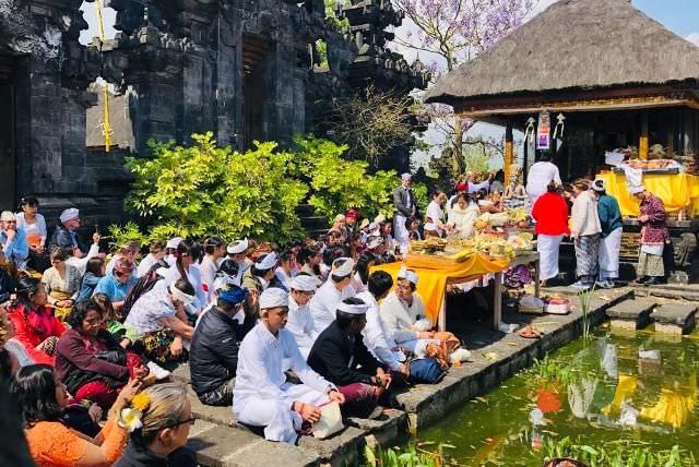 Piodalan dan Perayaan Saraswati di Pura Santi Bhuwana, Belgia
