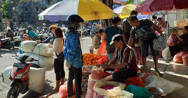 Saraswati-Pagerwesi, Harga Bunga Canang Alami Fluktuaksi
