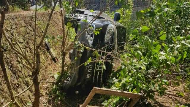 Sopir Ngantuk, Honda CRV Terjun Bebas ke Tegalan