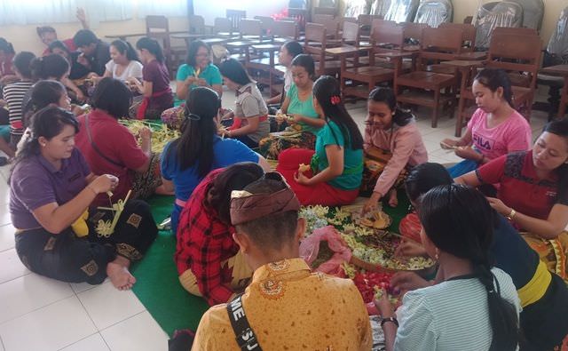 UKM Upakara STAHN Mpu Kuturan Jual Banten Saraswati hingga 1.300 Tamas