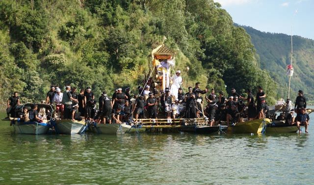 Warga Terunyan Gelar Upacara Ngaben, Bade Diusung Empat Perahu