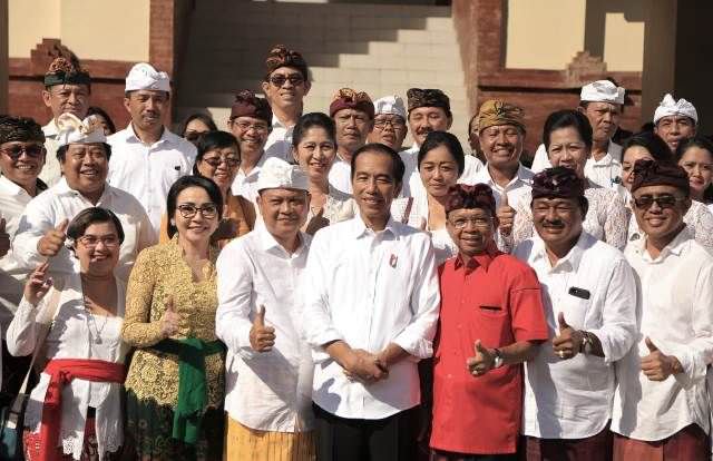 Kunjungi Bangli, Jokowi Serahkan 3.000 Sertifikat