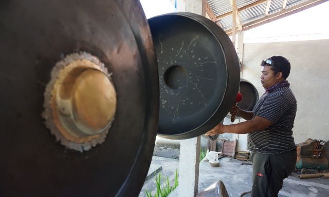 Penjualan Gong Besi Tak Pernah Turun, Pembeli Terbanyak dari Badung