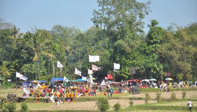 Ratusan Layang-layang Ramaikan Granat Kite Festival 4