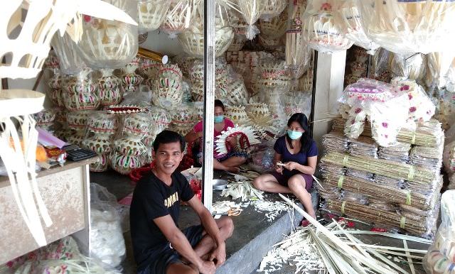 Menengok Usaha Pembuatan Hiasan Penjor di Desa Kapal