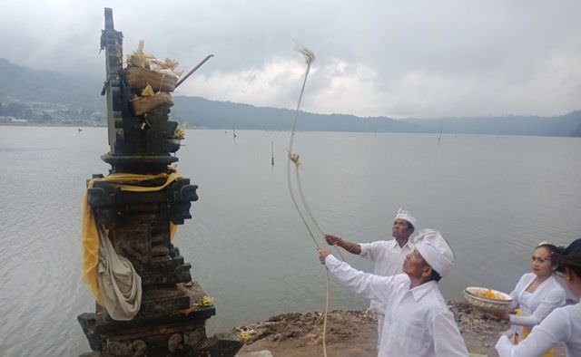 Sang Hyang Penyalin, Tari Sakral, Rotan Bergerak Sendiri seperti Ular