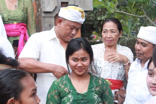 Serahkan Rambut Bukti Tulus Ngayah Saat Ngodak