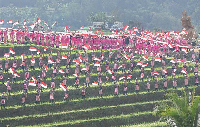 Bendera Merah Putih 1.945 Meter Dibentangkan di Jatiluwih
