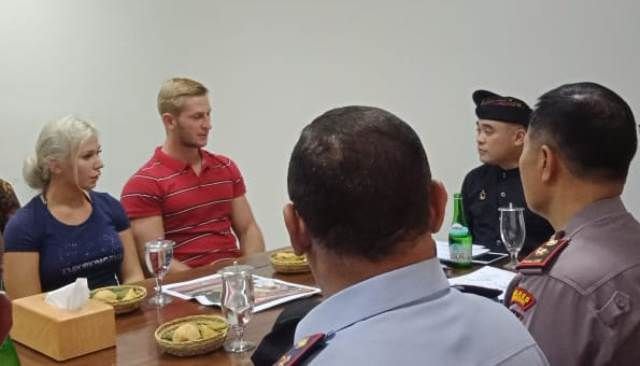 Bule “Mekonceng” di Beji Minta Maaf, Warga Ubud Gelar Guru Piduka