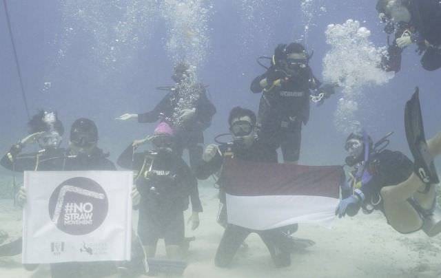 KFC Indonesia Kibarkan Merah Putih di Bawah Laut Gili Trawangan