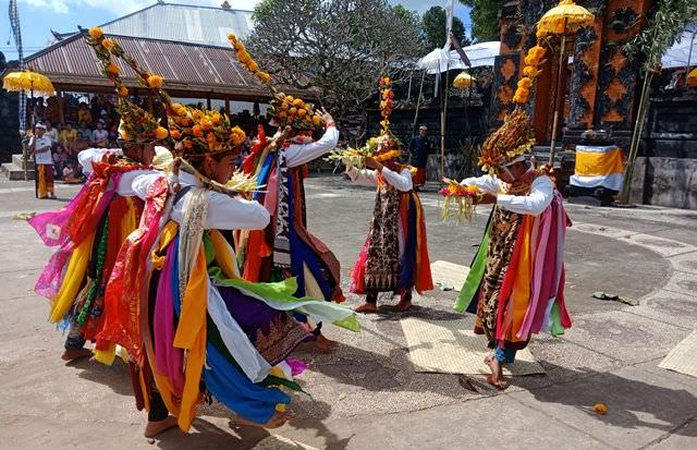 Tarian Rejang di Cempaga Berakhir Setelah Ada Kerauhan
