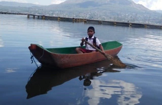 Demi Pendidikan, Bocah SD Terunyan Mendayung Perahu Sendiri ke Sekolah