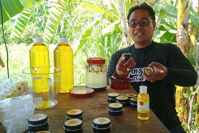 Kiat Setiawan Olah Biji Matahari Jadi Minyak dan Susu Obat Depresi