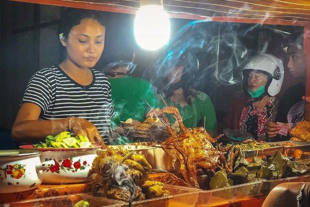 Menjajal Beragam Kuliner di Pasar Senggol Gianyar