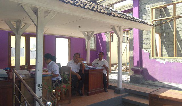 Pegawai Disdukcapil Gianyar Ngantor di Teras