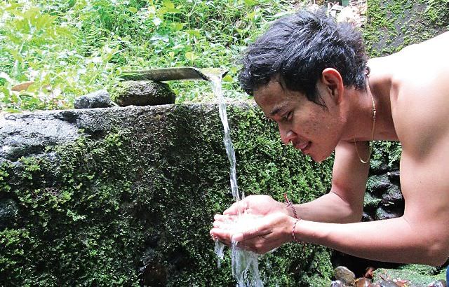 Pria atau Wanita Wajib Telanjang Saat Melukat di Beji Cempaka, Tangkup