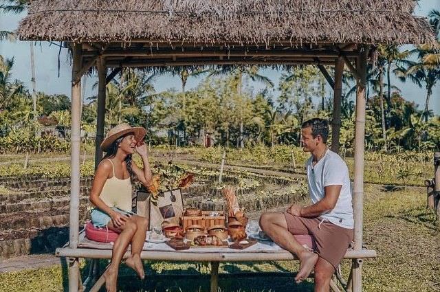 Santai Menikmati Brunch di D