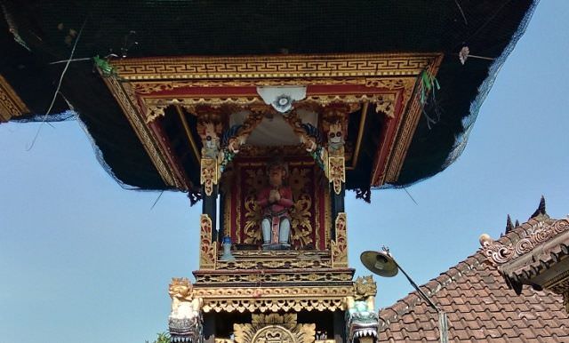 Ada Pratima Berwujud Pria Berbusana Tionghoa di Pura Luhur Gunung Sari