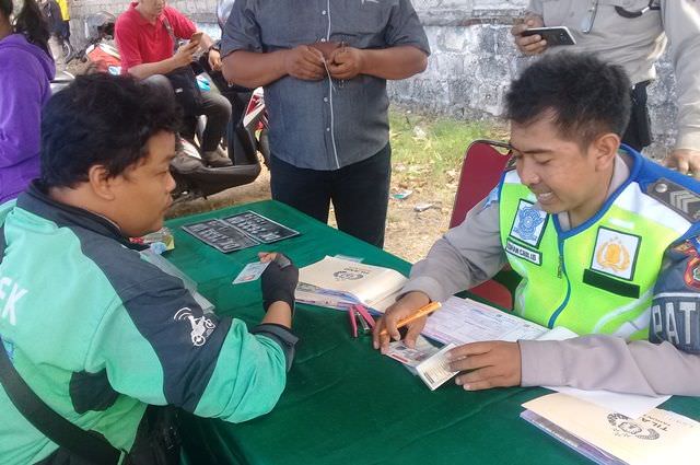 Polisi Temukan Oknum Ojol Tak Pakai Plat Asli