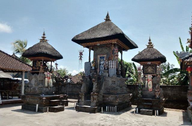 Pura Dalem Tungkub, Punya Sedan Gaib, Pantang Persembahkan Daging Babi