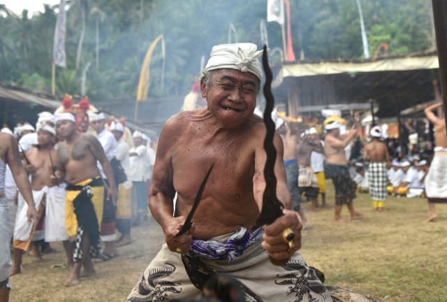 Ritual Daratan di Selumbung, Puluhan Warga Kerauhan