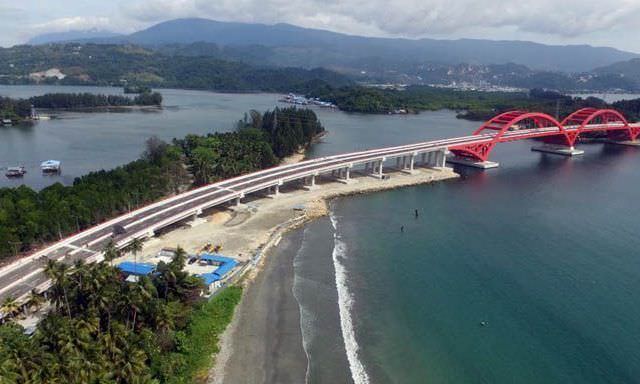 Antusiasme Warga Jayapura Menggunakan Jembatan Youtefa